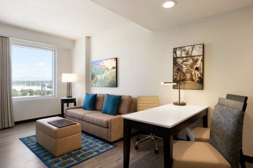 Imagen de la habitación del Hotel Embassy Suites By Hilton San Antonio Landmark. Foto 5