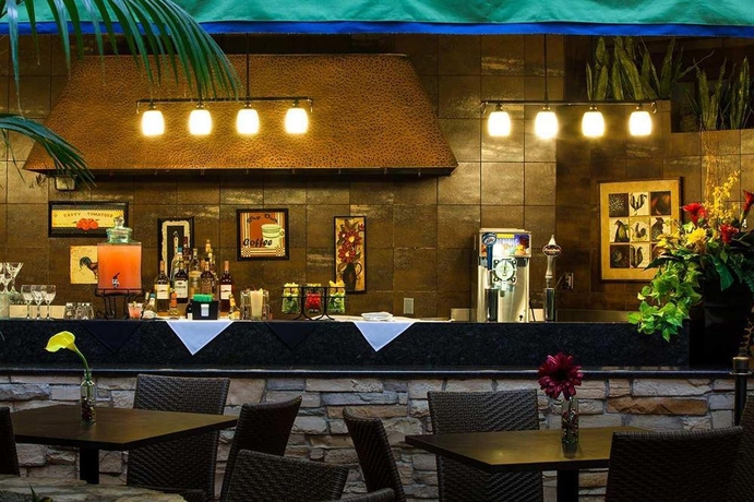 Imagen del bar/restaurante del Hotel Embassy Suites By Hilton San Antonio Nw I-10. Foto 3