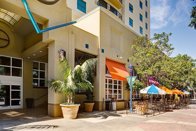 Imagen del bar/restaurante del Hotel Embassy Suites By Hilton San Diego Bay Downtown. Foto 3