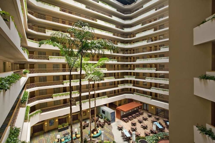 Imagen de los exteriores del Hotel Embassy Suites By Hilton San Diego La Jolla. Foto 5