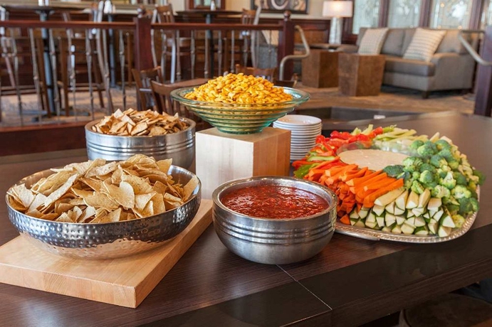 Imagen del bar/restaurante del Hotel Embassy Suites By Hilton San Francisco Airport Waterfront. Foto 2