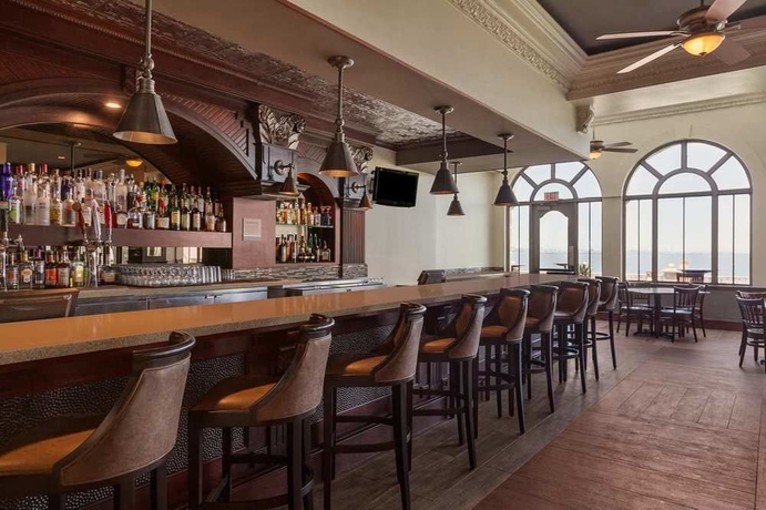 Imagen de los interiores del Hotel Embassy Suites By Hilton San Francisco Airport Waterfront. Foto 10