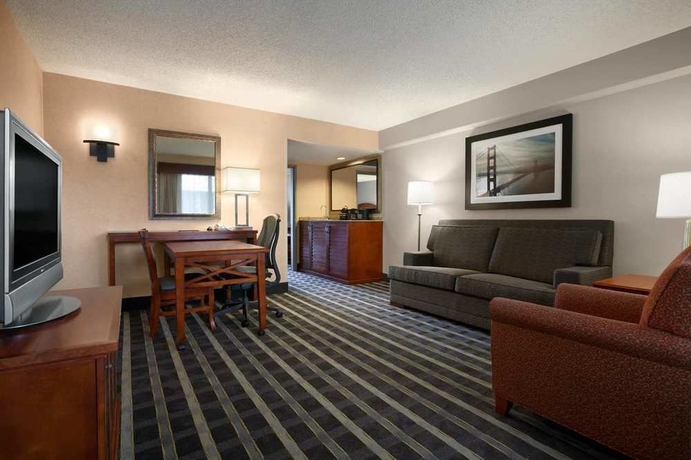 Imagen de los interiores del Hotel Embassy Suites By Hilton San Francisco Airport Waterfront. Foto 13