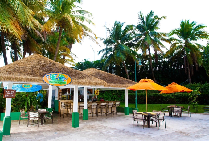 Imagen de la piscina del Hotel Embassy Suites By Hilton San Juan and Casino. Foto 14