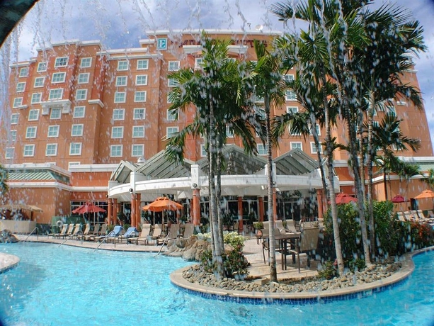 Imagen de la piscina del Hotel Embassy Suites By Hilton San Juan and Casino. Foto 15