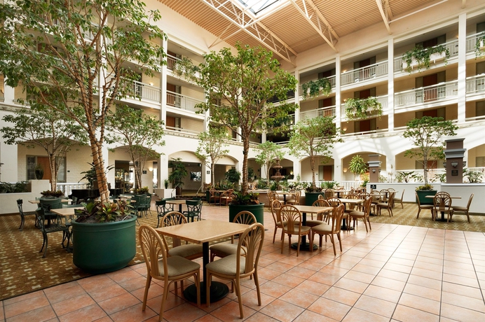 Imagen del bar/restaurante del Hotel Embassy Suites By Hilton San Luis Obispo. Foto 2