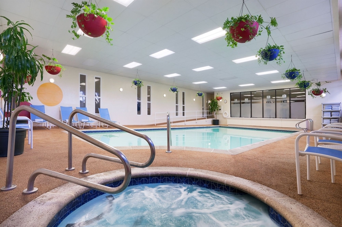 Imagen de la piscina del Hotel Embassy Suites By Hilton San Luis Obispo. Foto 16