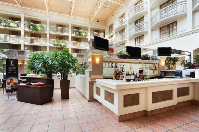 Imagen del bar/restaurante del Hotel Embassy Suites By Hilton San Luis Obispo. Foto 6