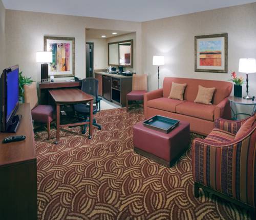 Imagen de la habitación del Hotel Embassy Suites By Hilton San Marcos Conference Center. Foto 3