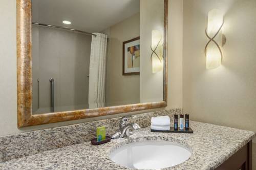 Imagen de la habitación del Hotel Embassy Suites By Hilton San Marcos Conference Center. Foto 8