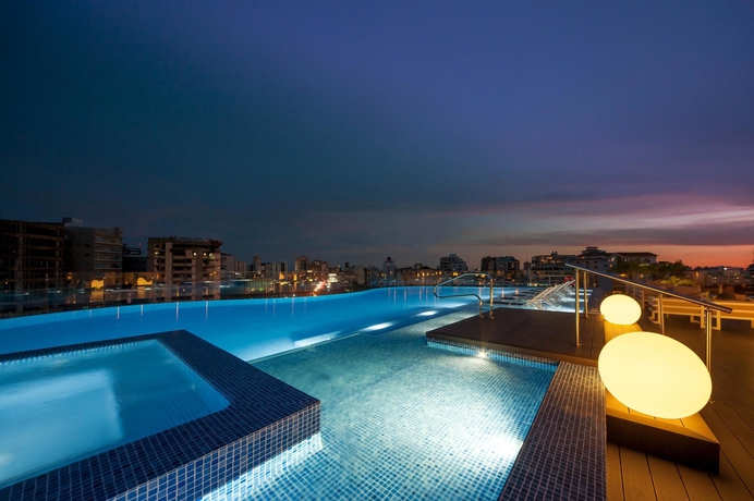 Imagen de la piscina del Hotel Embassy Suites By Hilton Santo Domingo. Foto 13