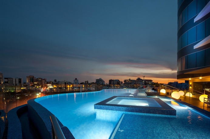 Imagen de la piscina del Hotel Embassy Suites By Hilton Santo Domingo. Foto 16