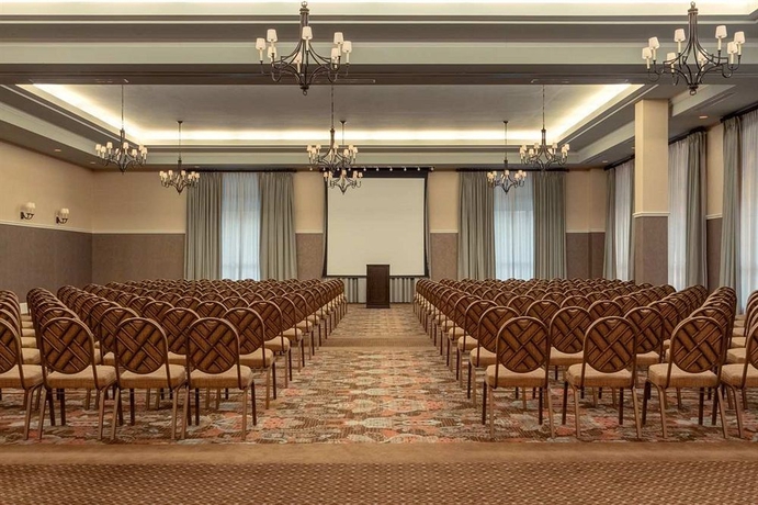 Imagen de los interiores del Hotel Embassy Suites By Hilton Savannah Historic District. Foto 9