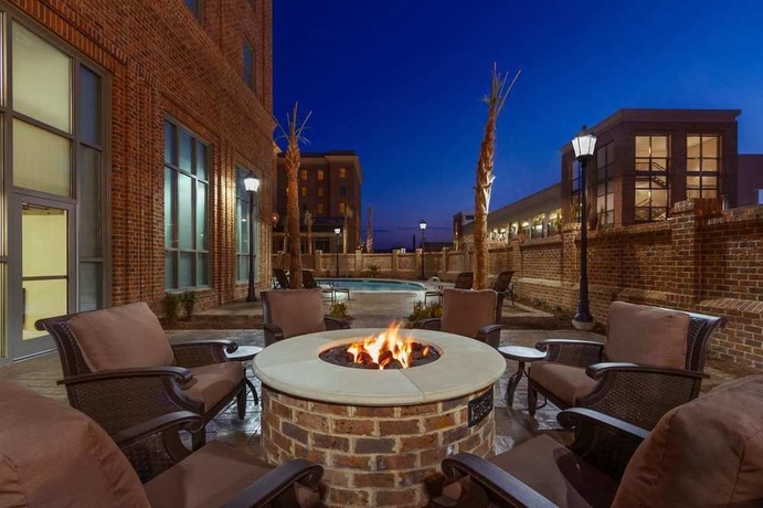 Imagen de los exteriores del Hotel Embassy Suites By Hilton Savannah Historic District. Foto 8