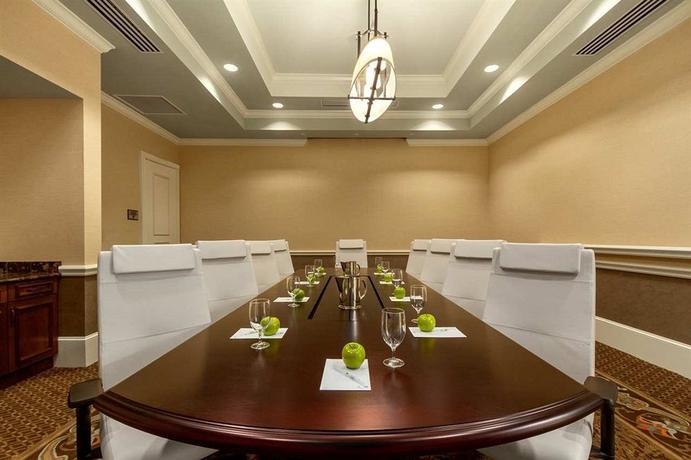 Imagen de los interiores del Hotel Embassy Suites By Hilton Savannah Historic District. Foto 14