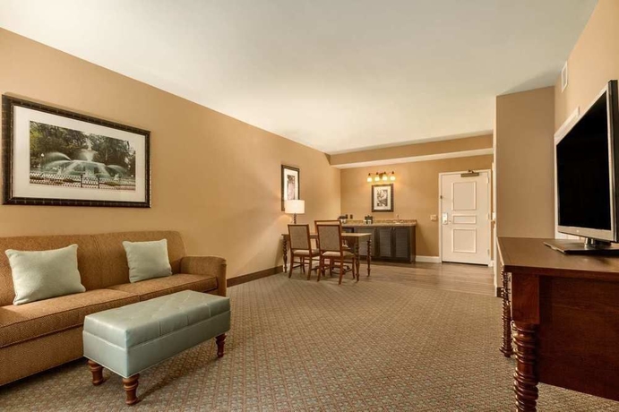 Imagen de los interiores del Hotel Embassy Suites By Hilton Savannah Historic District. Foto 15