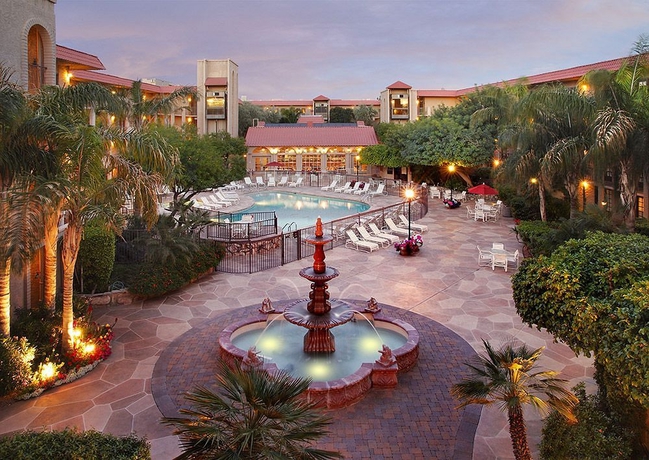Imagen de los interiores del Hotel Embassy Suites By Hilton Scottsdale Resort. Foto 7