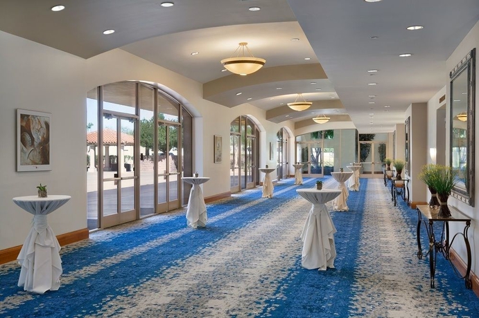 Imagen de los interiores del Hotel Embassy Suites By Hilton Scottsdale Resort. Foto 10