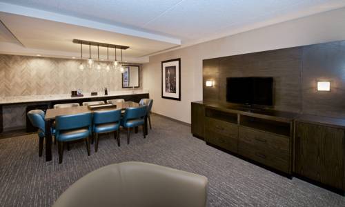 Imagen de la habitación del Hotel Embassy Suites By Hilton Seattle Bellevue. Foto 1