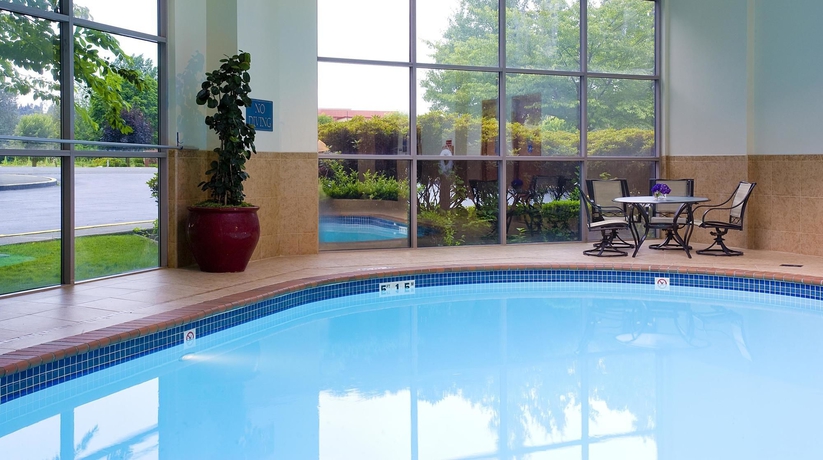 Imagen de la piscina del Hotel Embassy Suites By Hilton Seattle Tacoma International Airport. Foto 8