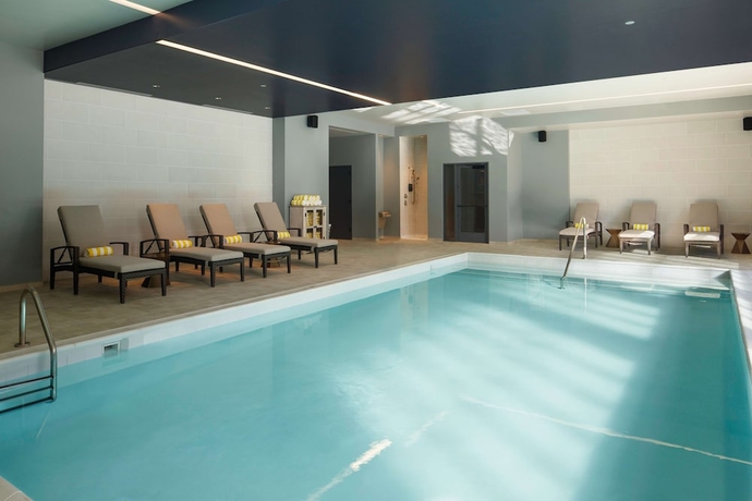 Imagen de la piscina del Hotel Embassy Suites By Hilton South Bend. Foto 19
