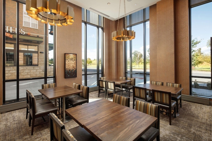 Imagen del bar/restaurante del Hotel Embassy Suites By Hilton South Bend. Foto 2