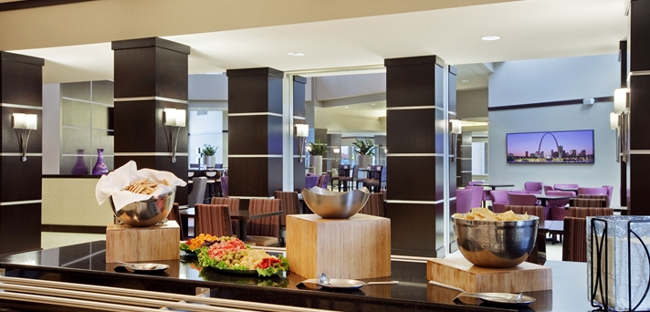 Imagen general del Hotel Embassy Suites By Hilton St. Louis Airport. Foto 3