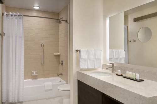 Imagen de la habitación del Hotel Embassy Suites By Hilton Syracuse Destiny Usa. Foto 2