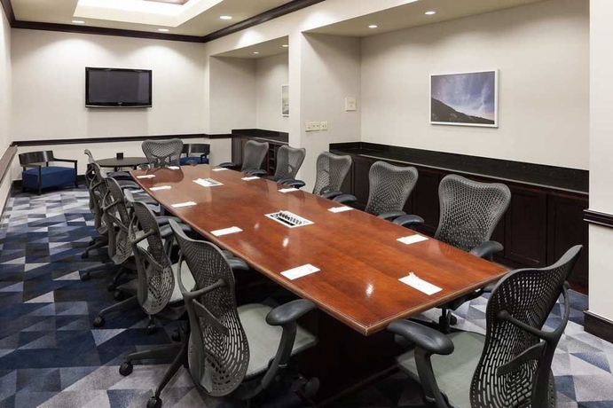 Imagen de los interiores del Hotel Embassy Suites By Hilton Tampa Brandon. Foto 10