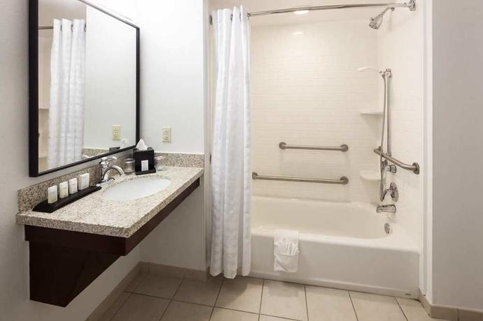 Imagen de la habitación del Hotel Embassy Suites By Hilton Tampa Brandon. Foto 7