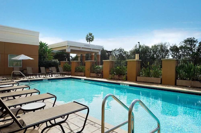 Imagen de la piscina del Hotel Embassy Suites By Hilton Tampa Brandon. Foto 14