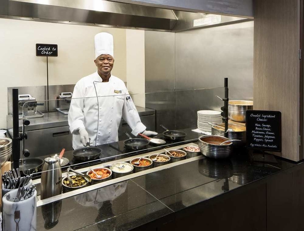 Imagen del bar/restaurante del Hotel Embassy Suites By Hilton Tampa Brandon. Foto 3