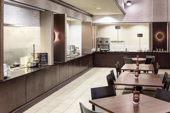 Imagen del bar/restaurante del Hotel Embassy Suites By Hilton Tampa Brandon. Foto 4