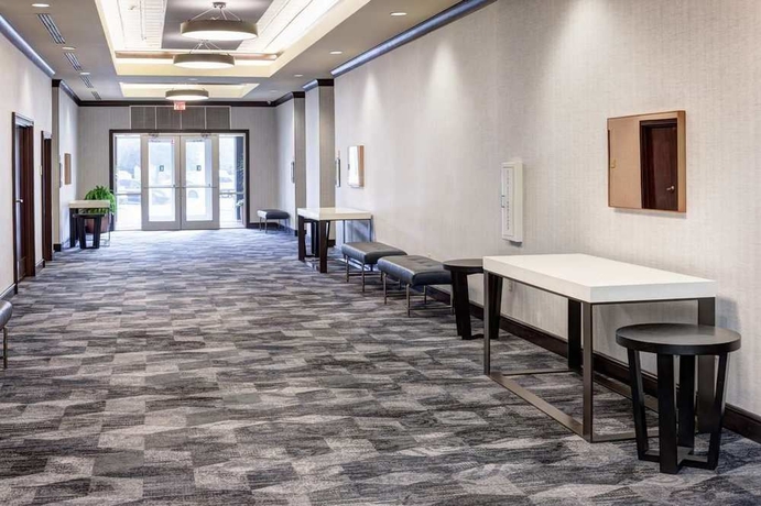 Imagen de los interiores del Hotel Embassy Suites By Hilton Tampa Brandon. Foto 12