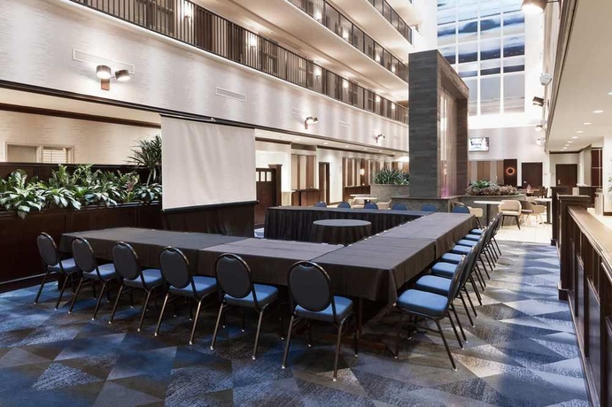 Imagen de los interiores del Hotel Embassy Suites By Hilton Tampa Brandon. Foto 13