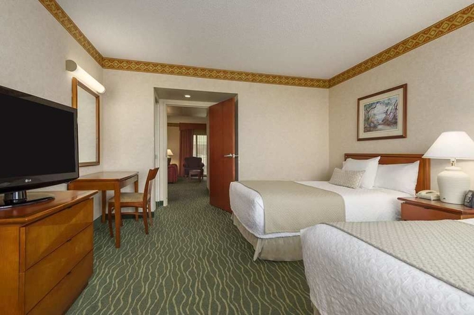 Imagen de la habitación del Hotel Embassy Suites By Hilton Tampa Usf Near Busch Gardens. Foto 2