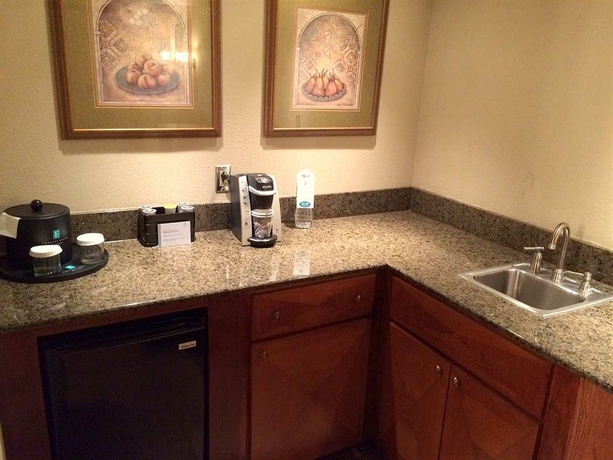 Imagen de la habitación del Hotel Embassy Suites By Hilton Tampa Usf Near Busch Gardens. Foto 4