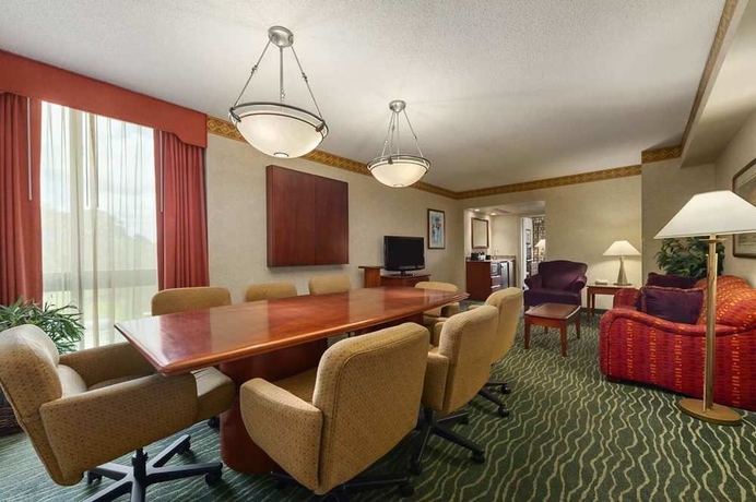 Imagen de los interiores del Hotel Embassy Suites By Hilton Tampa Usf Near Busch Gardens. Foto 10