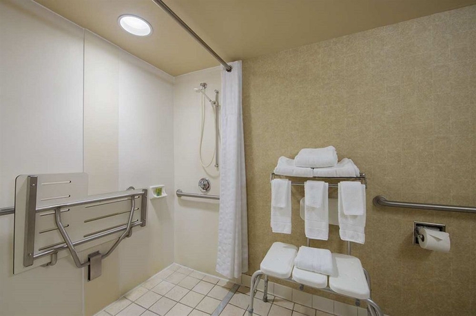 Imagen de la habitación del Hotel Embassy Suites By Hilton Tampa Usf Near Busch Gardens. Foto 5