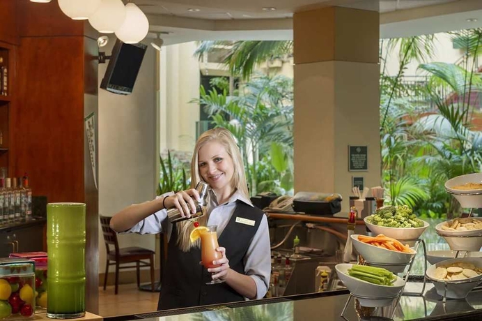 Imagen de los interiores del Hotel Embassy Suites By Hilton Tampa Usf Near Busch Gardens. Foto 11