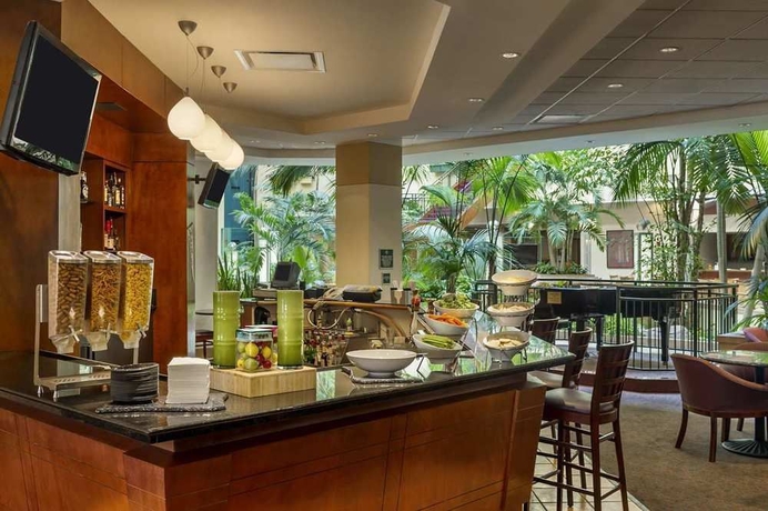 Imagen de los interiores del Hotel Embassy Suites By Hilton Tampa Usf Near Busch Gardens. Foto 12