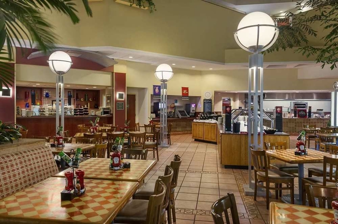 Imagen del bar/restaurante del Hotel Embassy Suites By Hilton Tampa Usf Near Busch Gardens. Foto 1
