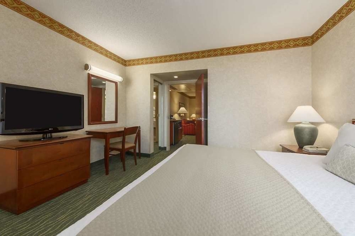 Imagen de la habitación del Hotel Embassy Suites By Hilton Tampa Usf Near Busch Gardens. Foto 7