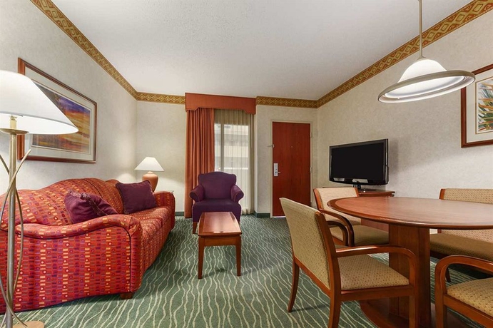 Imagen de los interiores del Hotel Embassy Suites By Hilton Tampa Usf Near Busch Gardens. Foto 13
