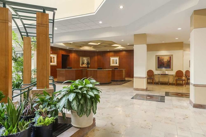 Imagen de los interiores del Hotel Embassy Suites By Hilton Tampa Usf Near Busch Gardens. Foto 14