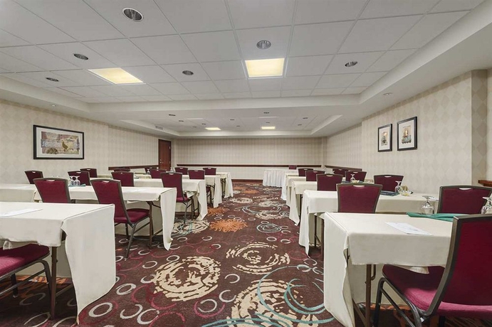 Imagen de los interiores del Hotel Embassy Suites By Hilton Tampa Usf Near Busch Gardens. Foto 15
