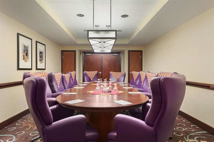 Imagen de los interiores del Hotel Embassy Suites By Hilton Tampa Usf Near Busch Gardens. Foto 16