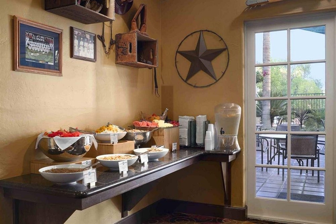 Imagen del bar/restaurante del Hotel Embassy Suites By Hilton Temecula Valley Wine Country. Foto 4