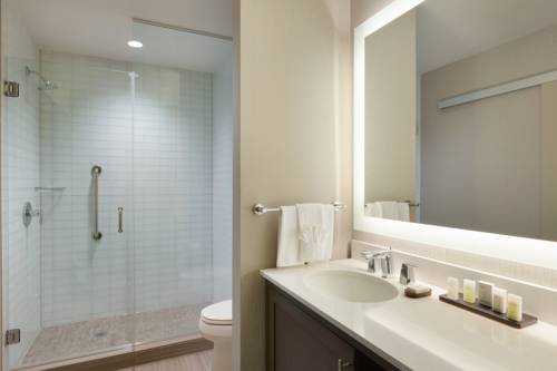 Imagen de la habitación del Hotel Embassy Suites By Hilton The Woodlands At Hughes Landing. Foto 1