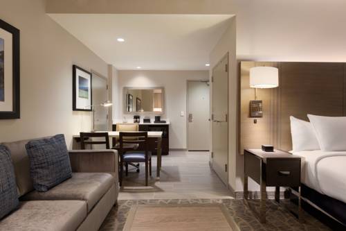 Imagen de la habitación del Hotel Embassy Suites By Hilton The Woodlands At Hughes Landing. Foto 3